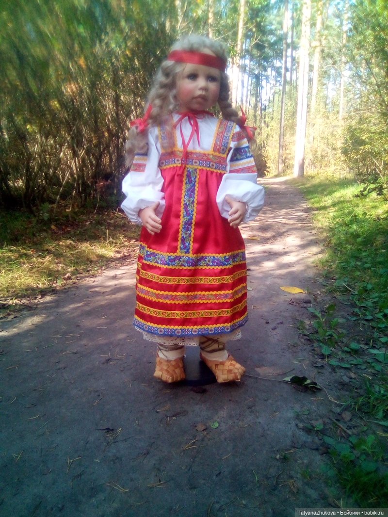 Прощается лето, целует цветы, Не скоро букеты удастся сплести. Последний день августа жаркий такой