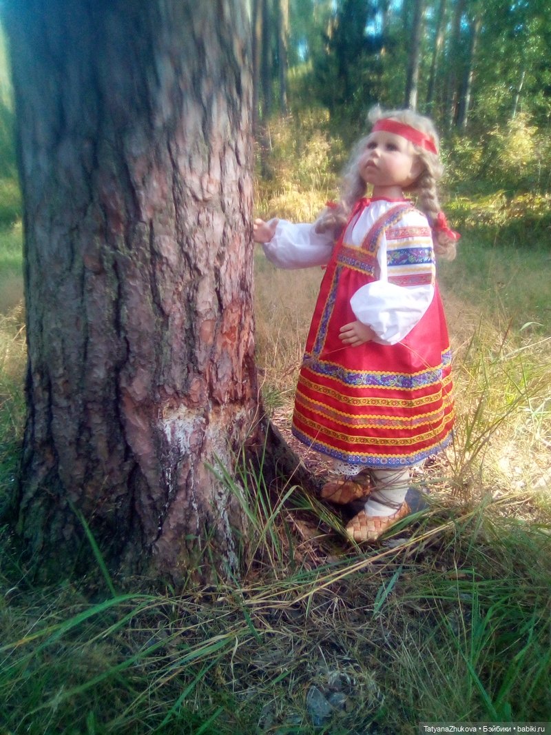 Прощается лето, целует цветы, Не скоро букеты удастся сплести. Последний день августа жаркий такой