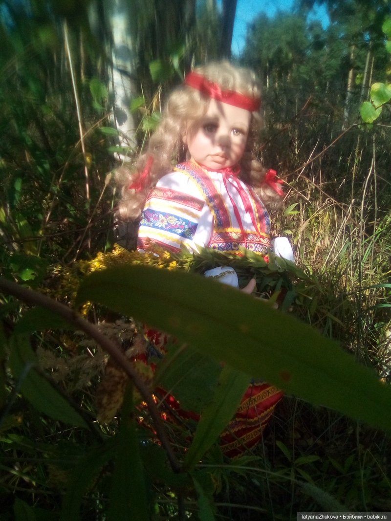 Прощается лето, целует цветы, Не скоро букеты удастся сплести. Последний день августа жаркий такой