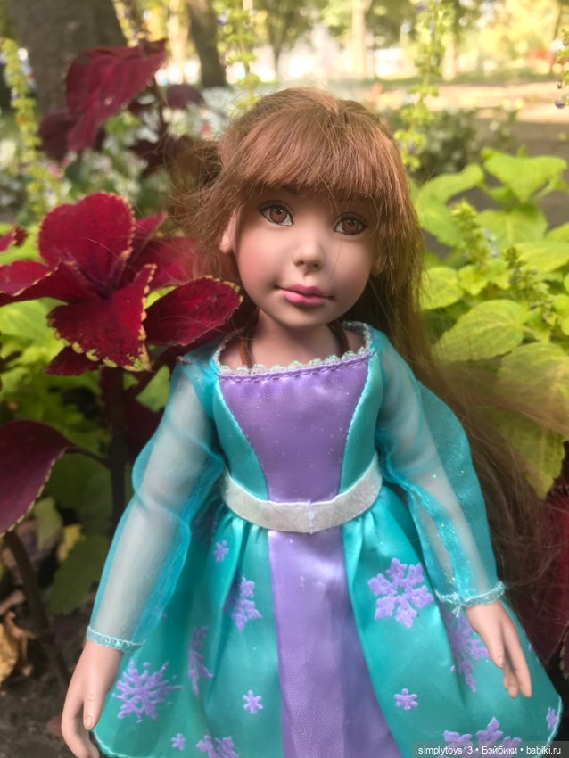 Прогулка Орешка (ЛиЭнн) недалеко от дома