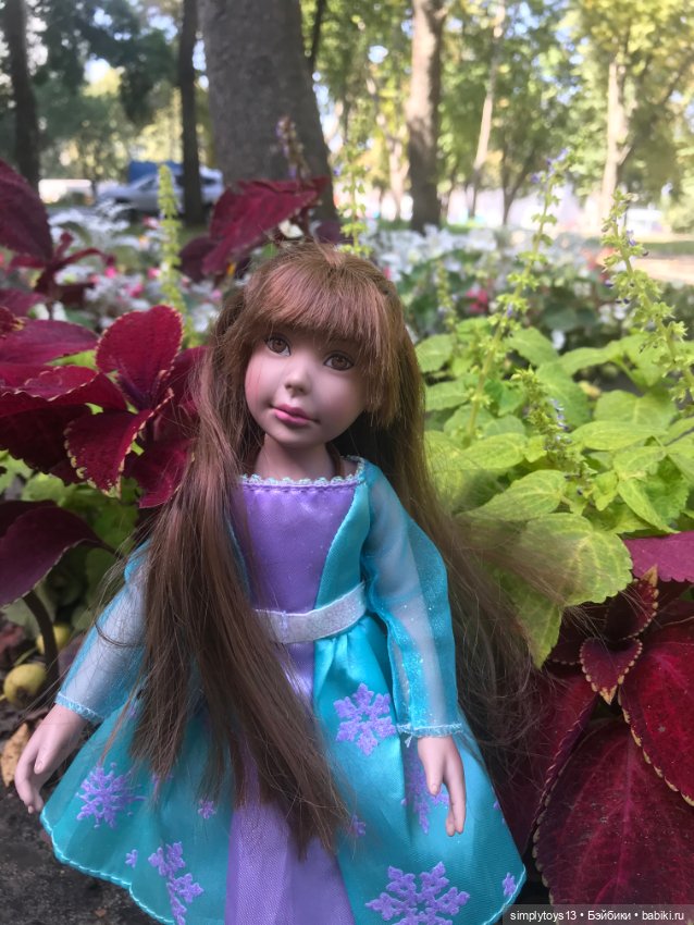 Прогулка Орешка (ЛиЭнн) недалеко от дома