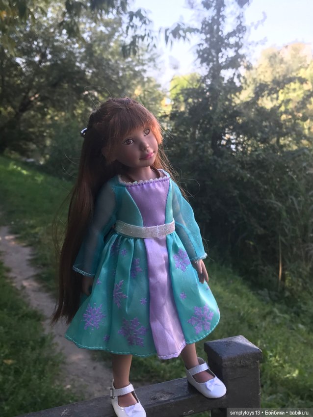 Прогулка Орешка (ЛиЭнн) недалеко от дома