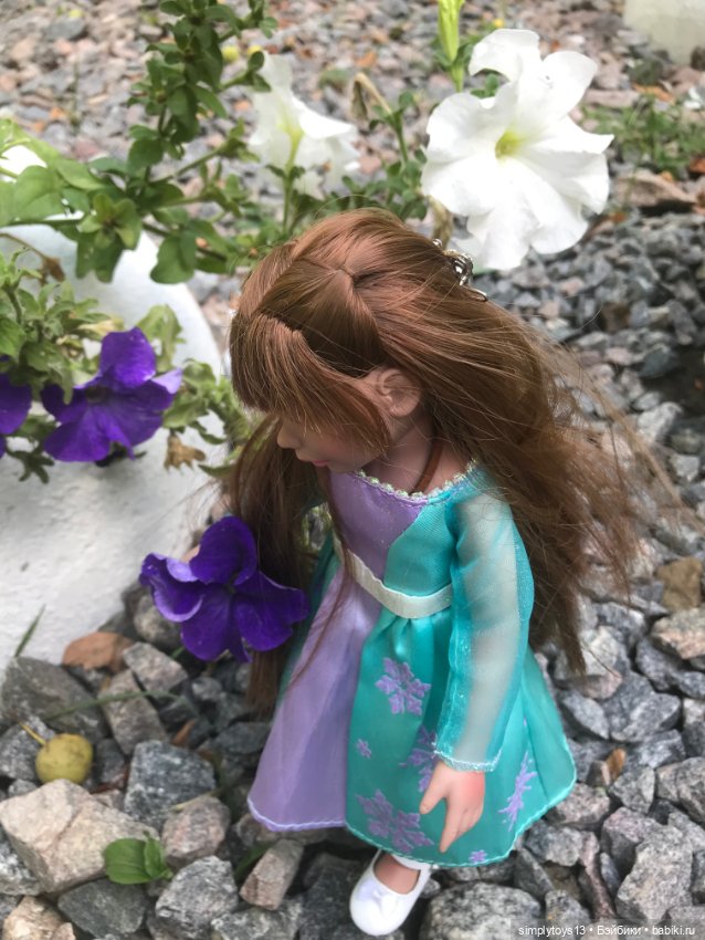 Прогулка Орешка (ЛиЭнн) недалеко от дома