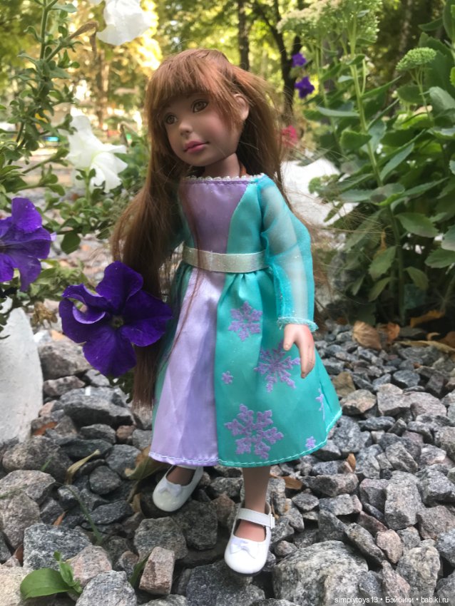 Прогулка Орешка (ЛиЭнн) недалеко от дома