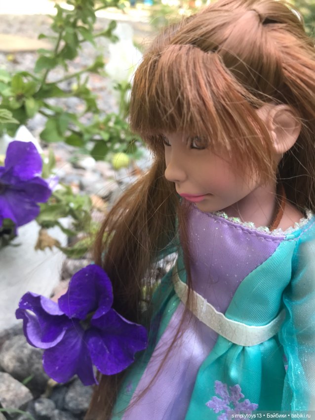 Прогулка Орешка (ЛиЭнн) недалеко от дома