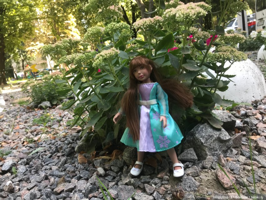 Прогулка Орешка (ЛиЭнн) недалеко от дома