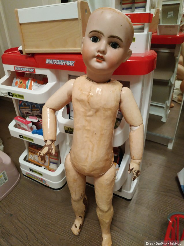 Помогите пожалуйста узнать производителя куклы
