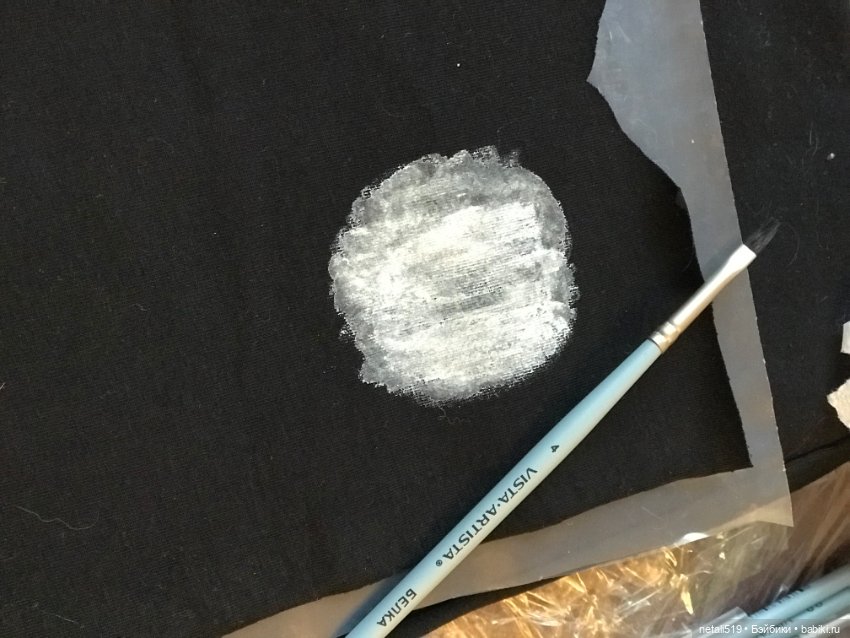 Пробы кистей или рисунки на одежде