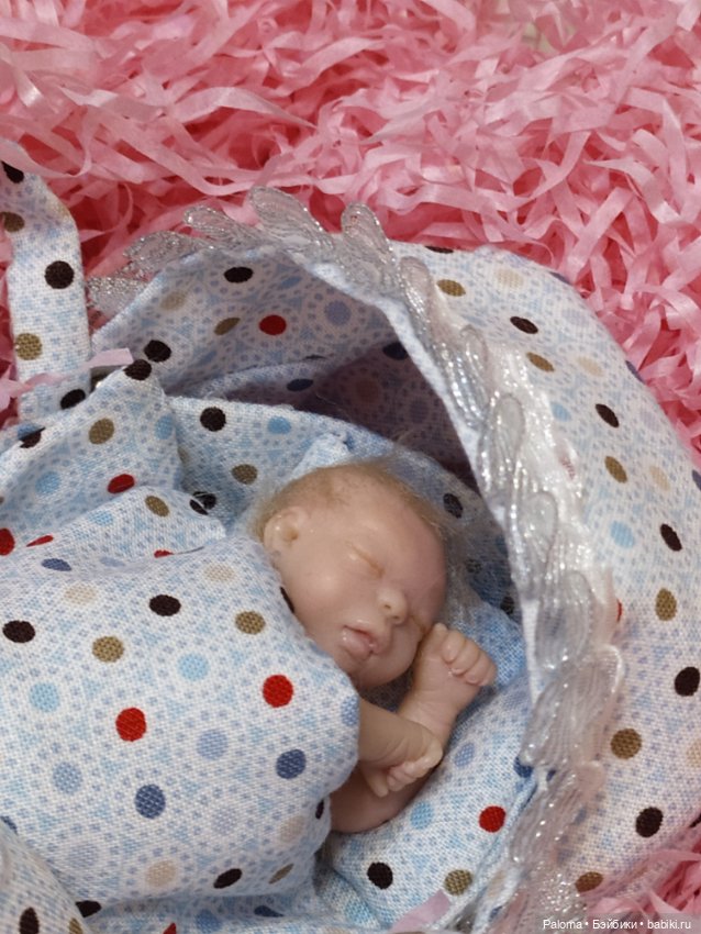 Яночка, миниатюрный младенец в коробке