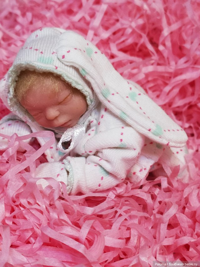 Яночка, миниатюрный младенец в коробке