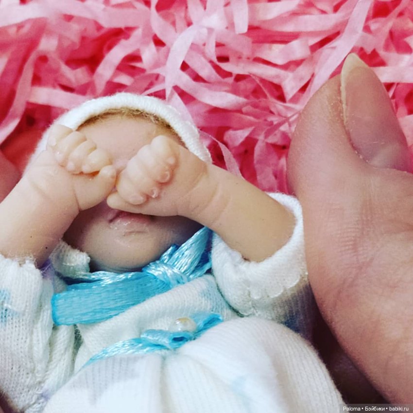 Яночка, миниатюрный младенец в коробке