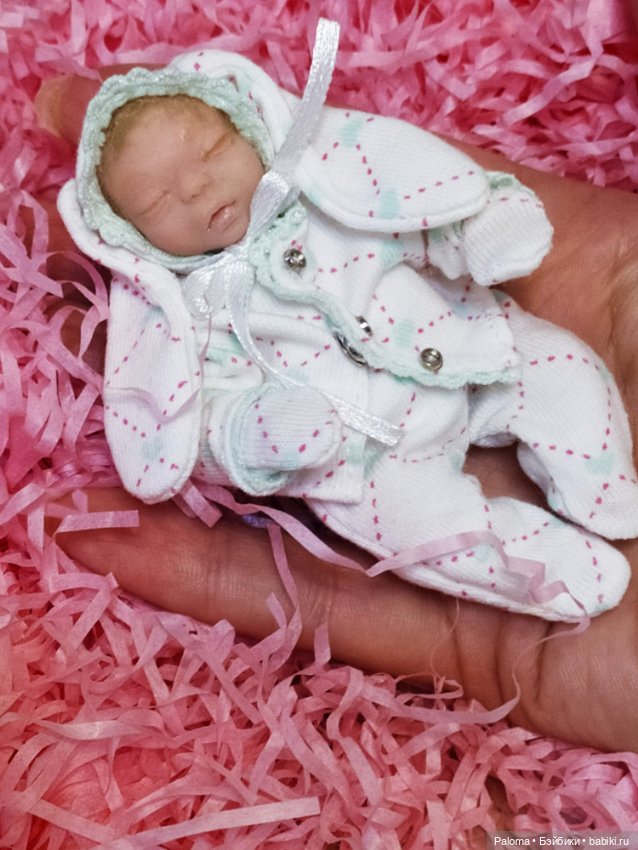 Яночка, миниатюрный младенец в коробке