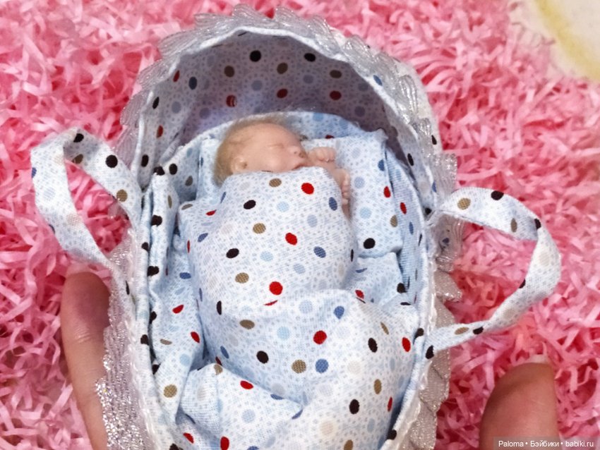 Яночка, миниатюрный младенец в коробке