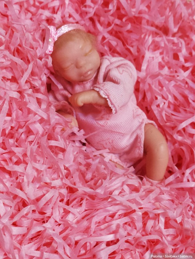 Яночка, миниатюрный младенец в коробке