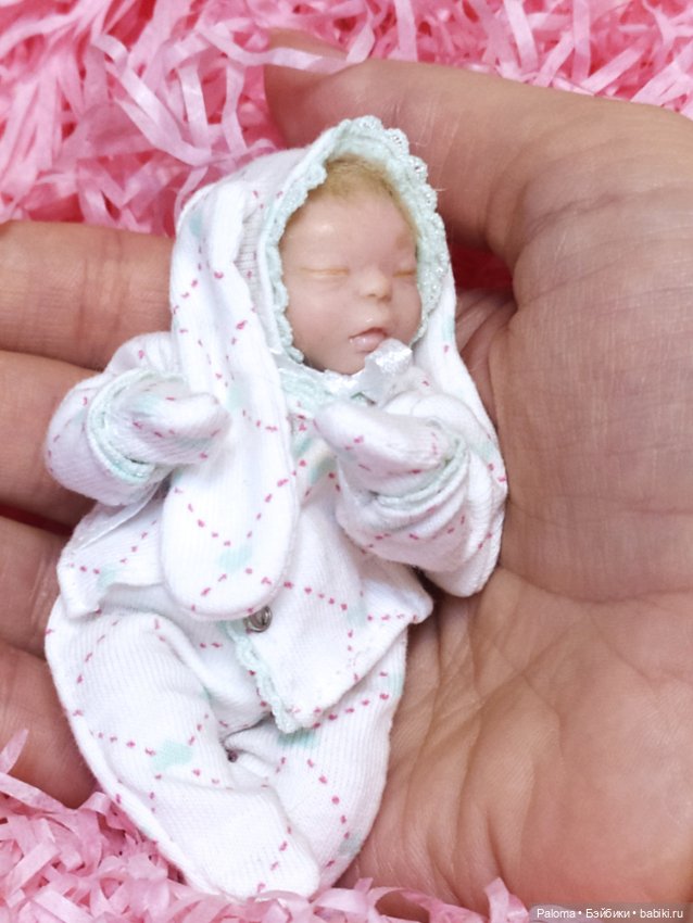 Яночка, миниатюрный младенец в коробке