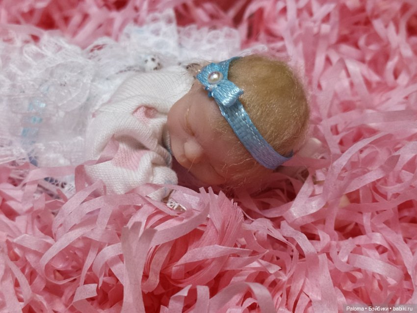 Яночка, миниатюрный младенец в коробке
