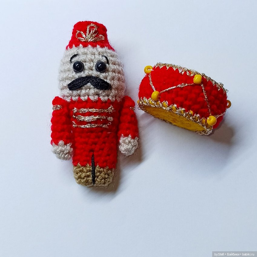 А у меня связались ёлочные игрушки. Солдат и барабан