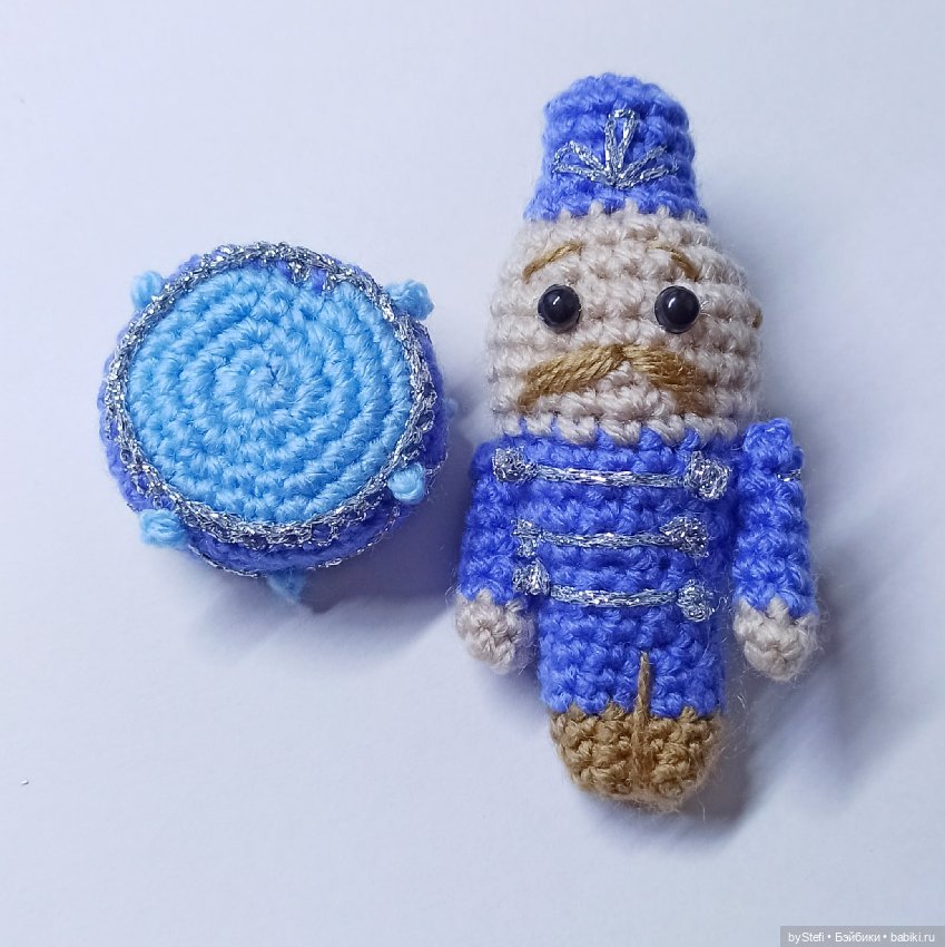 А у меня связались ёлочные игрушки. Солдат и барабан (фото 3)