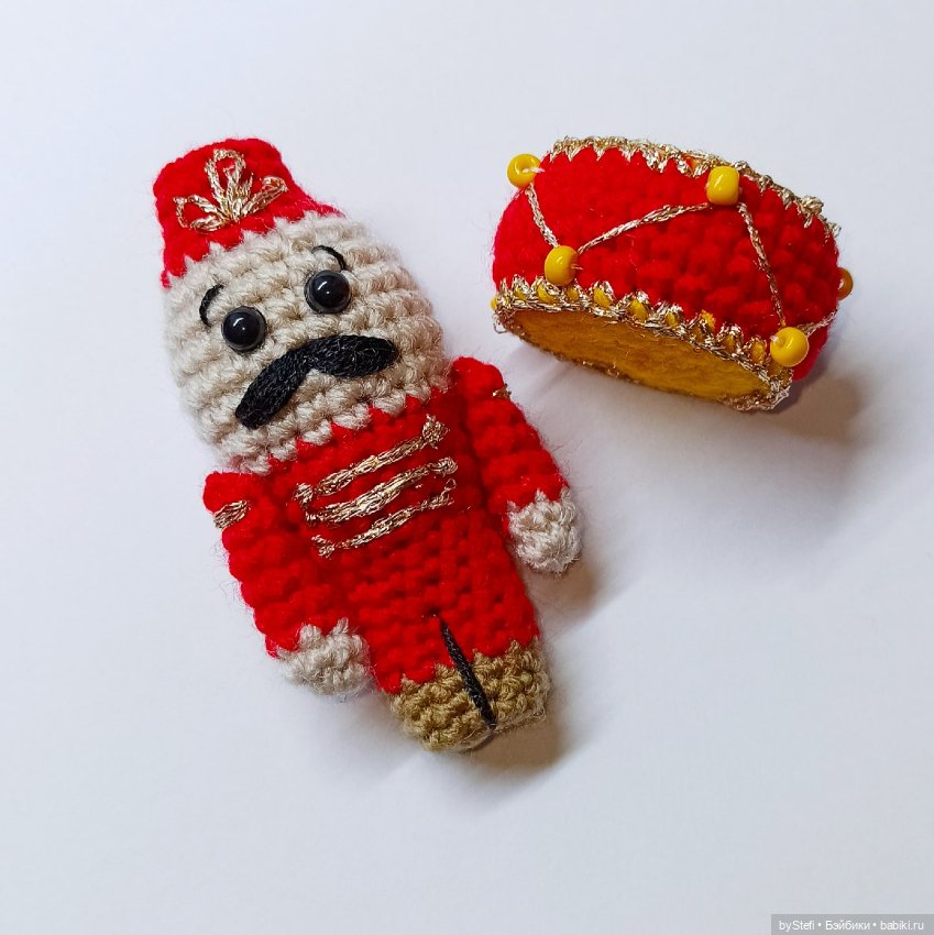 А у меня связались ёлочные игрушки. Солдат и барабан (фото 5)