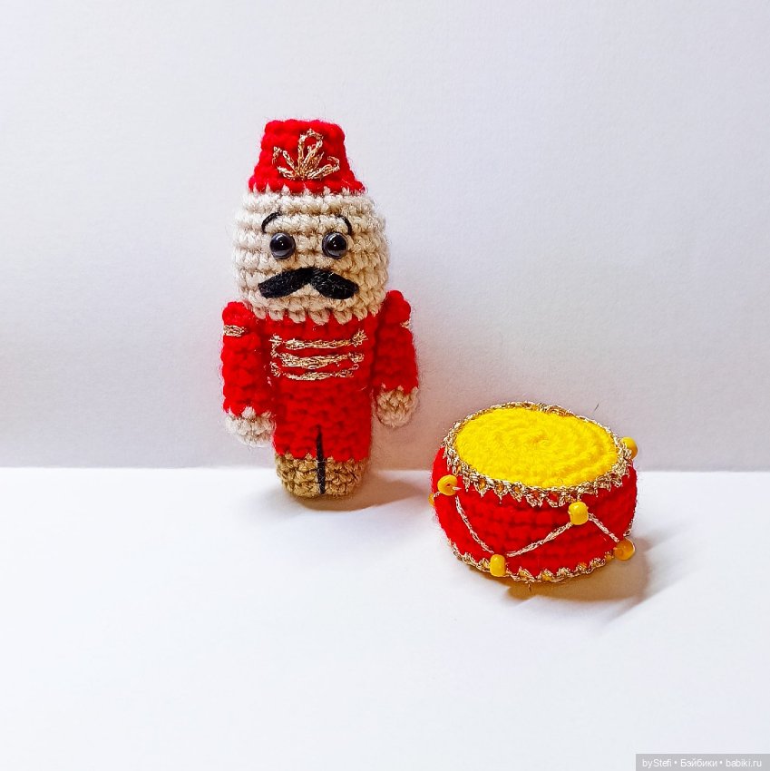 А у меня связались ёлочные игрушки. Солдат и барабан