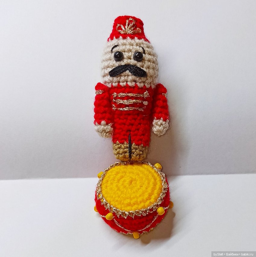 А у меня связались ёлочные игрушки. Солдат и барабан (фото 2)