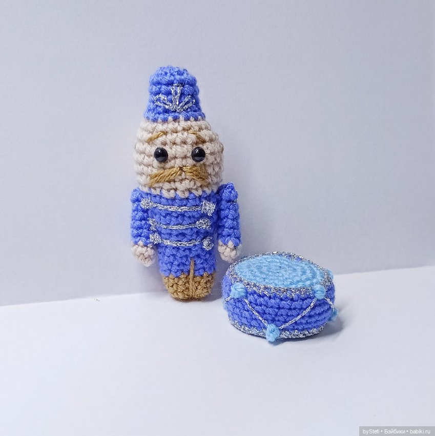 А у меня связались ёлочные игрушки. Солдат и барабан