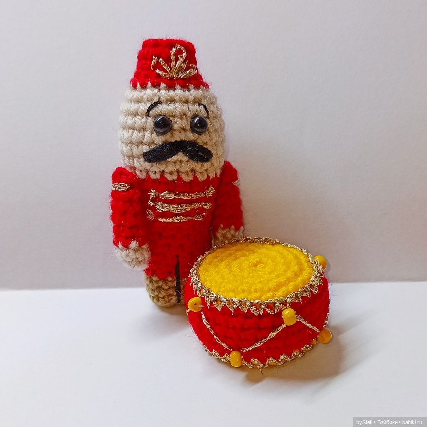 А у меня связались ёлочные игрушки. Солдат и барабан (фото 6)