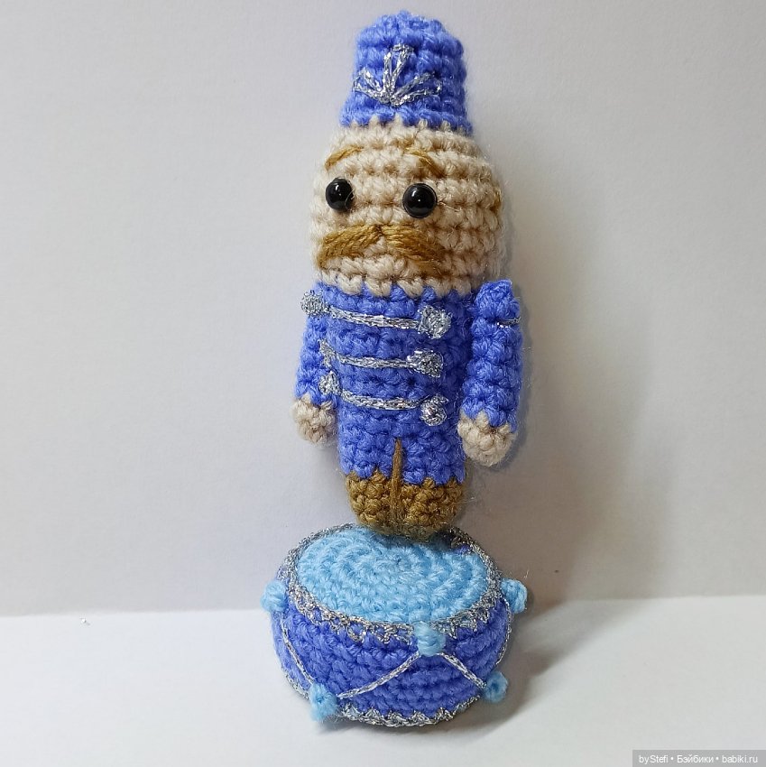 А у меня связались ёлочные игрушки. Солдат и барабан (фото 4)