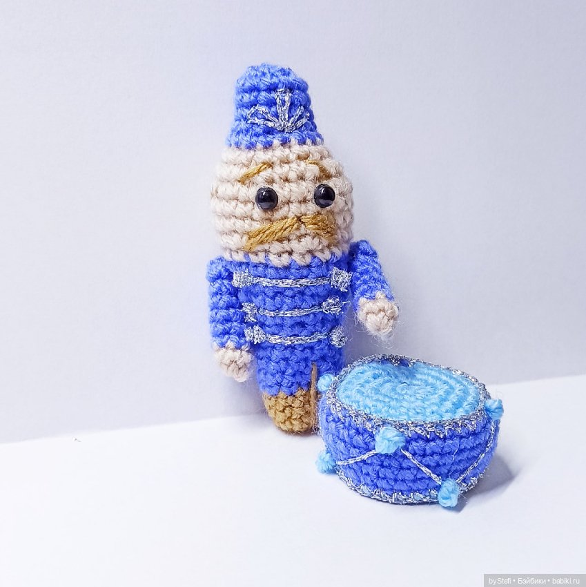 А у меня связались ёлочные игрушки. Солдат и барабан (фото 7)