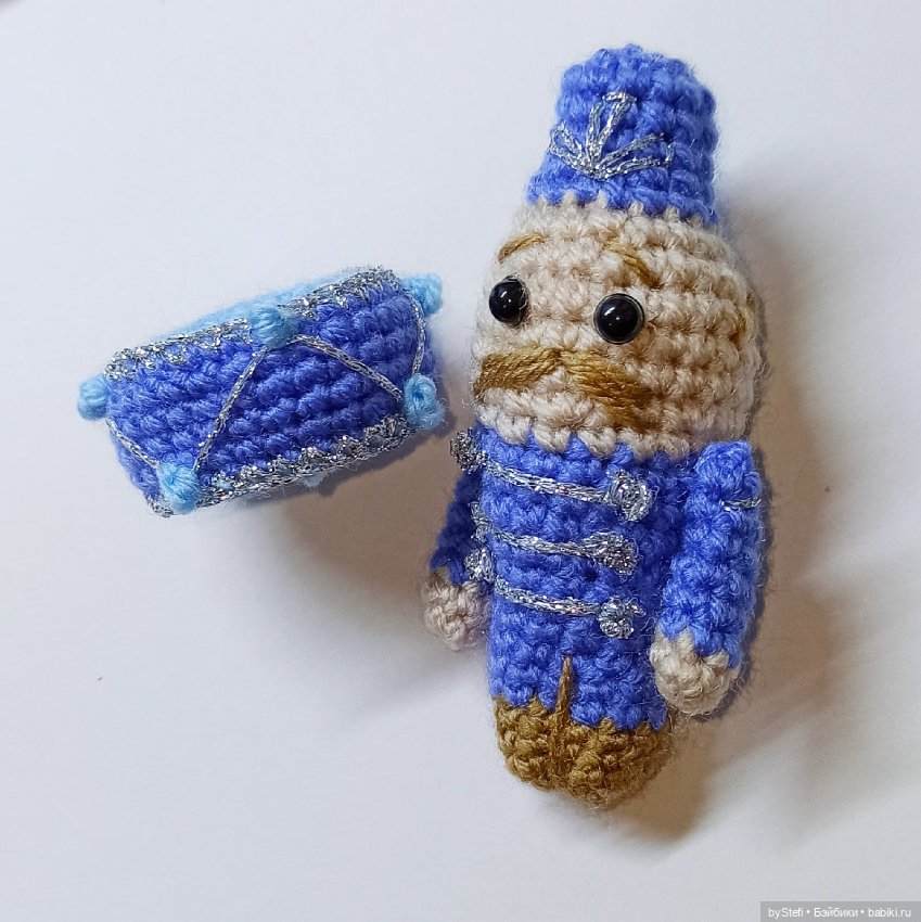 А у меня связались ёлочные игрушки. Солдат и барабан (фото 10)