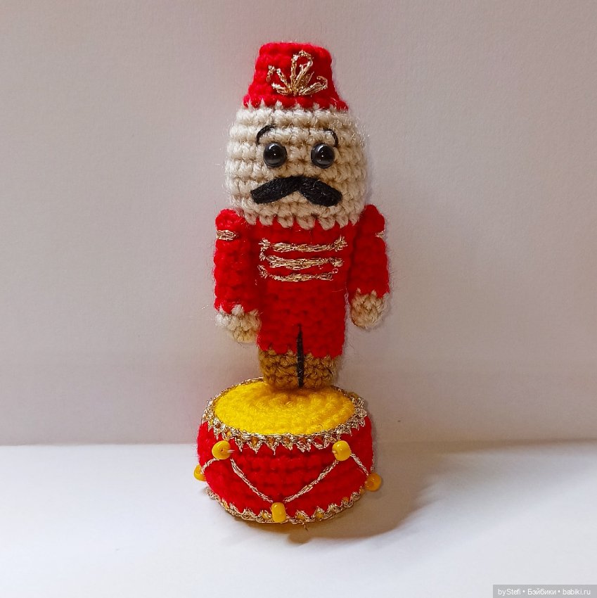 А у меня связались ёлочные игрушки. Солдат и барабан (фото 8)