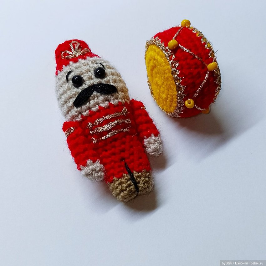 А у меня связались ёлочные игрушки. Солдат и барабан