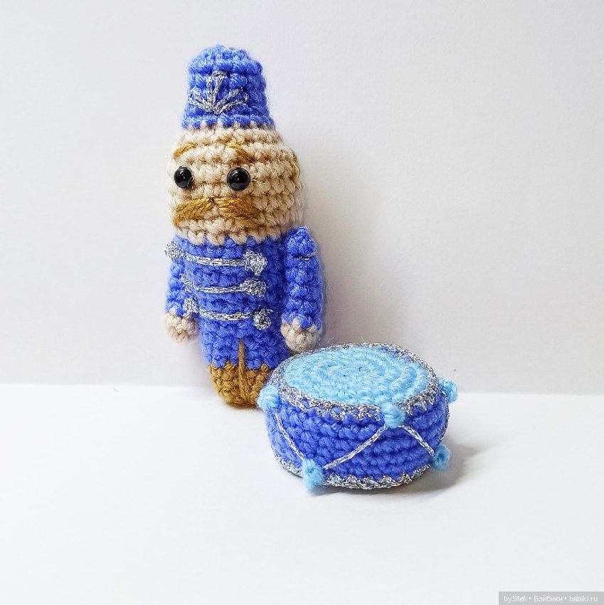 А у меня связались ёлочные игрушки. Солдат и барабан (фото 9)