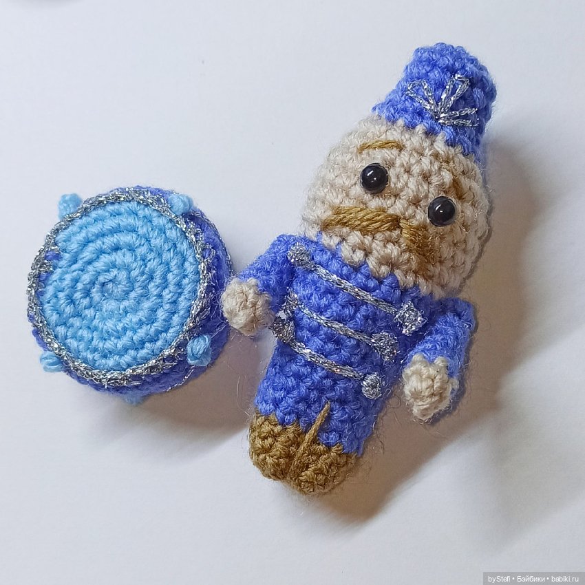 А у меня связались ёлочные игрушки. Солдат и барабан