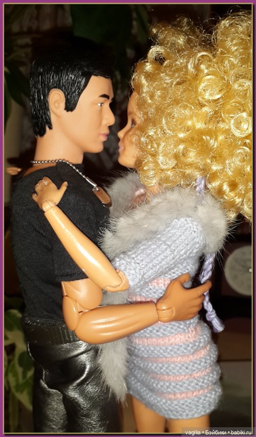 Две крепкие пары появились на кукольной полке