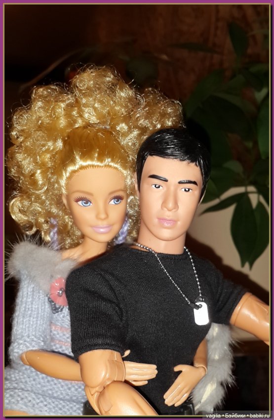 Две крепкие пары появились на кукольной полке