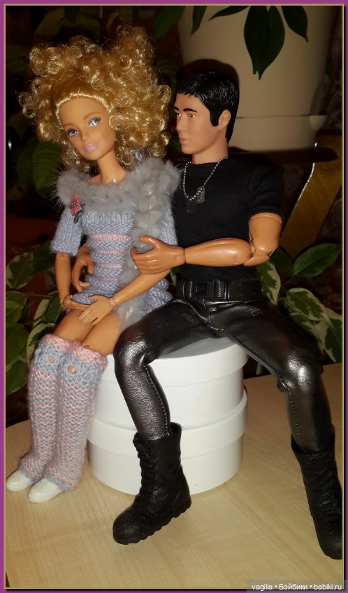 Две крепкие пары появились на кукольной полке