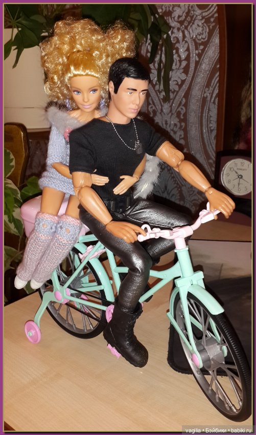 Две крепкие пары появились на кукольной полке