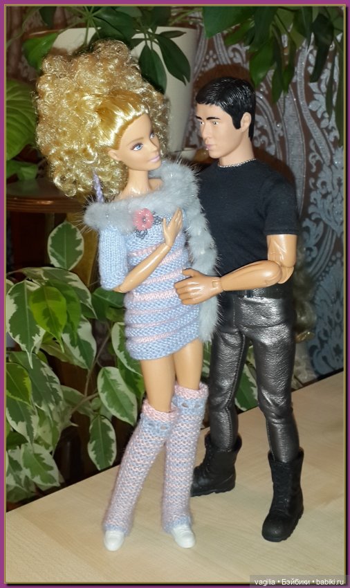 Две крепкие пары появились на кукольной полке