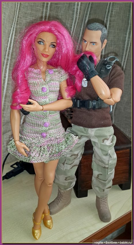 Две крепкие пары появились на кукольной полке