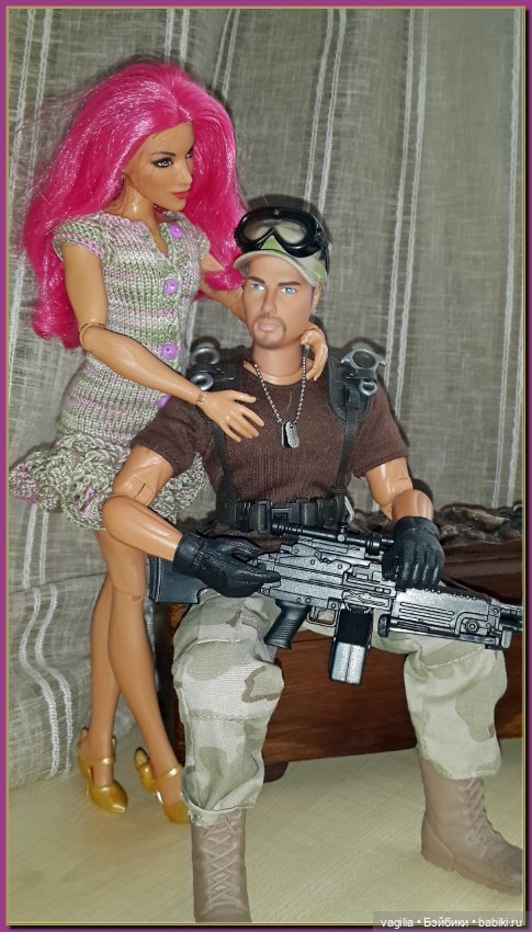 Две крепкие пары появились на кукольной полке