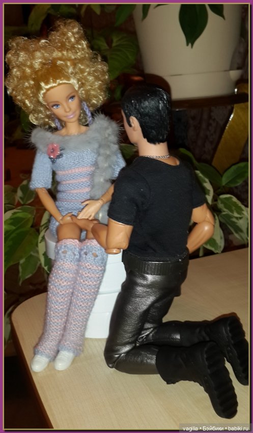 Две крепкие пары появились на кукольной полке