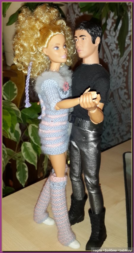 Две крепкие пары появились на кукольной полке