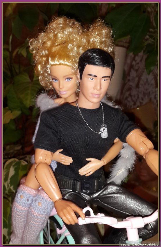 Две крепкие пары появились на кукольной полке