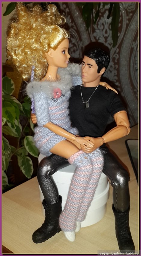 Две крепкие пары появились на кукольной полке