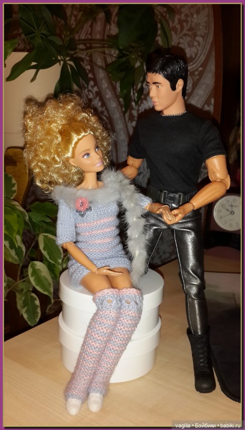 Две крепкие пары появились на кукольной полке