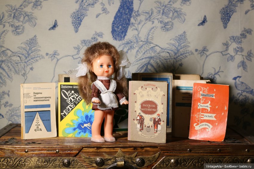 Я убираю спицы, сматываю клубочки, зачехляю машинку. И достаю книги