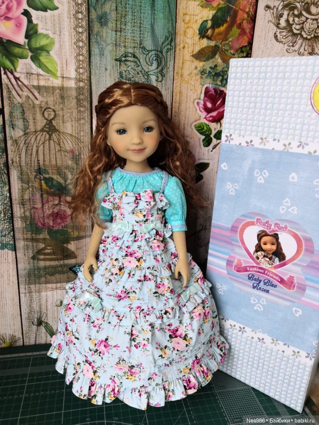 Девочка в платье с розами