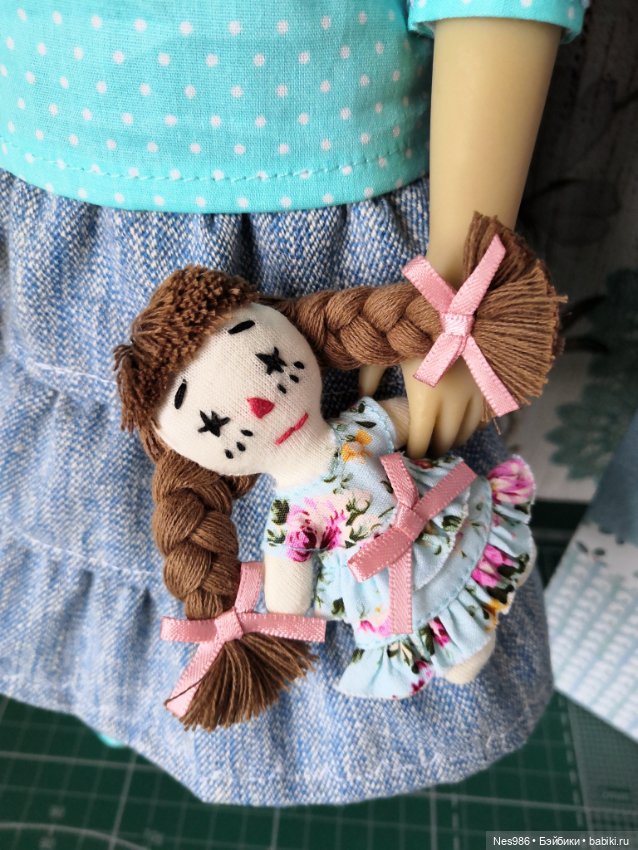 Девочка в платье с розами (фото 5)