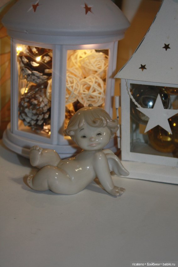 Ангелочек из фарфора создает новогоднее настроение